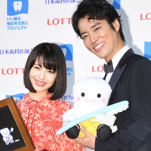 浜辺美波と桐谷健太が平成最後のベストスマイル・オブ・ザ・イヤー受賞！