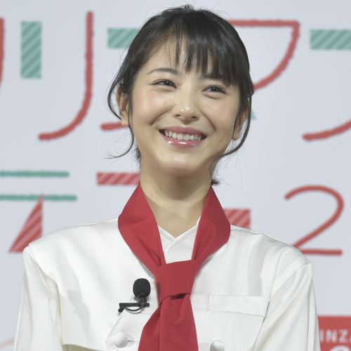 浜辺美波、子どもたちの思いがつまったケーキを大絶賛！