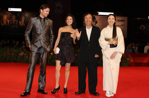 レッドカーペット・セレモニーにて。左からエリック・ボシック、桃生亜希子、塚本晋也監督、中村優子