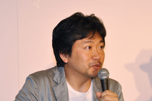 6月に行われた『空気人形』完成披露会見での是枝裕和監督