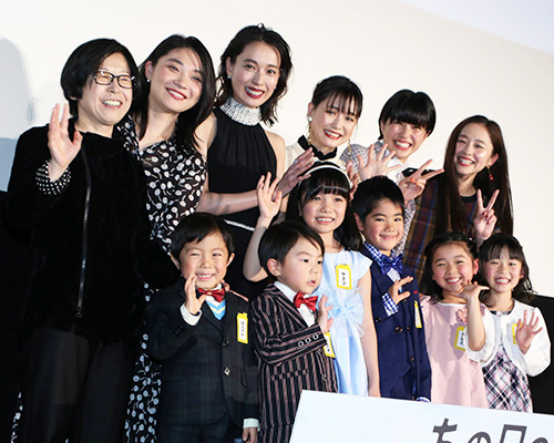 後列左から平松恵美子監督、三浦透子、戸田恵梨香、大原櫻子、佐久間由衣、堀田真由