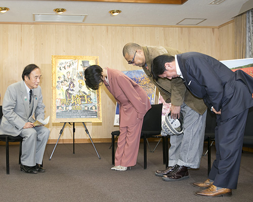 左から上田清司埼玉県知事、二階堂ふみ、ブラザートム、武内英樹監督