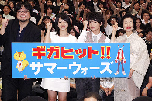 初日舞台挨拶の様子。左から細田守監督、ボイスキャストの桜庭ななみ、神木隆之介、富司純子