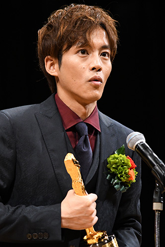 松坂桃李、キネマ旬報ベスト・テン助演男優賞のトロフィー手に「7年間の重みを感じた」