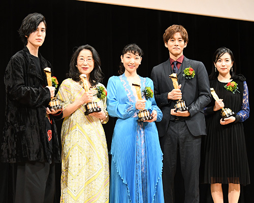 左から寛一郎、木野花、安藤サクラ、松坂桃李、木竜麻生