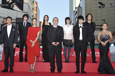 前列左から小林薫、小雪、崔洋一監督、松山ケンイチ、倖田來未。後列左から金井勇太、芦名星、大後寿々花、イーキン・チェン