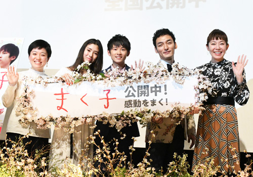 左から鶴岡慧子監督、新音、山崎光、草なぎ剛、須藤理彩
