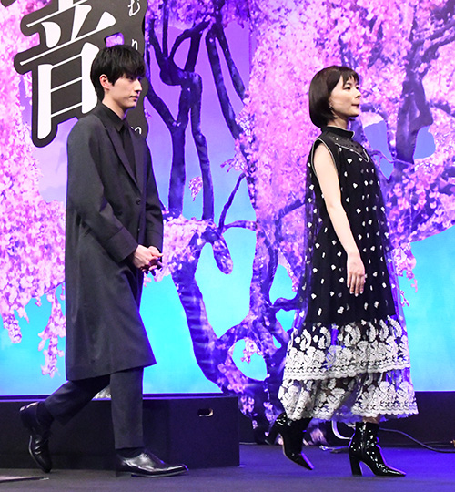 （左から）松坂桃李、芳根京子