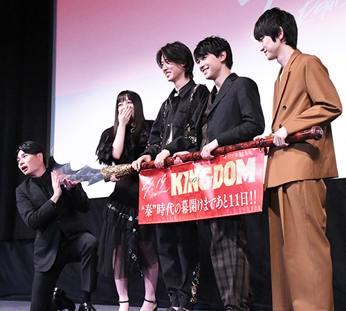 （左から）吉村崇、橋本環奈、山崎賢人、吉沢亮、本郷奏多