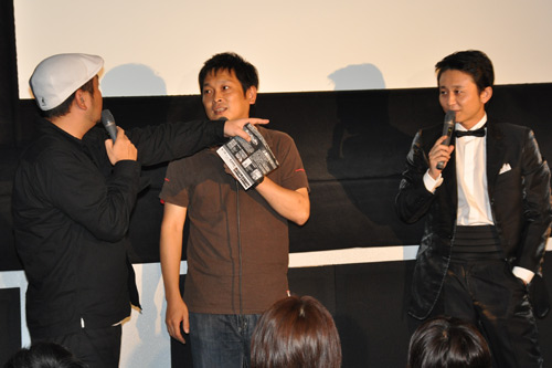 舞台挨拶でトークバトルを繰り広げる3人。左からマッコイ斉藤、安田和博、有吉弘行
