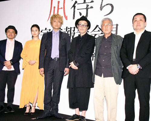 左から白石和彌監督、恒松祐里、香取慎吾、リリー・フランキー、吉澤健、赤城聡プロデューサー