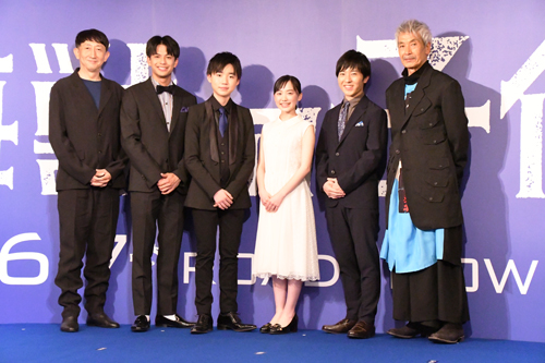 左から渡辺歩監督、森崎ウィン、石橋陽彩、芦田愛菜、浦上晟周、田中泯