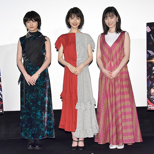 左から伊藤万理華、浜辺美波、福原遥