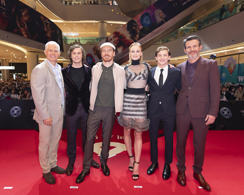 左からハッチ・パーカー、エヴァン・ピーターズ、マイケル・ファスベンダー、ソフィー・ターナー、タイ・シェリダン、サイモン・キンバーグ監督
(C) 2019 Twentieth Century Fox Film Corporation
