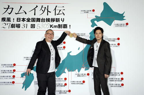 今回巡った全国27カ所の劇場の位置を示した地図の前に立つ崔洋一監督（左）と松山ケンイチ（右）