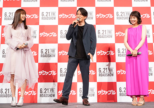 左から山本美月、岡田准一、木村文乃