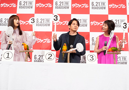 左から山本美月、岡田准一、木村文乃