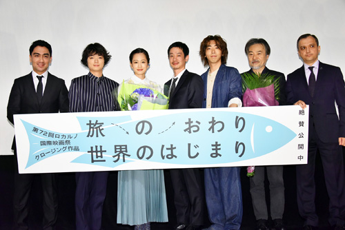 左からアディズ・ラジャボフ、染谷将太、前田敦子、加瀬亮、柄本時生、黒沢清監督