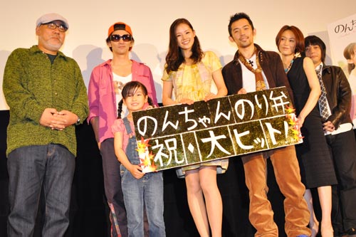 写真左から、緒方明監督、村上淳、佐々木りお、小西真奈美、岡田義徳、山口紗弥加、スネオヘアー