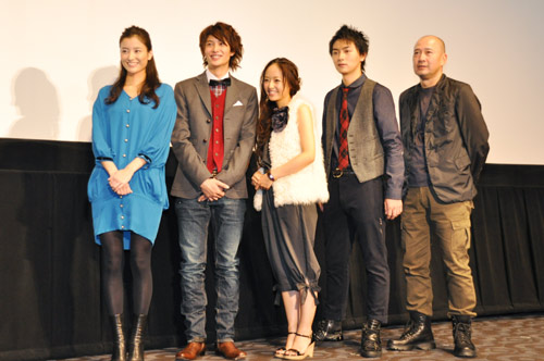 左から原田夏希、岡田将生、井上真央、細田よしひこ、新城毅彦監督