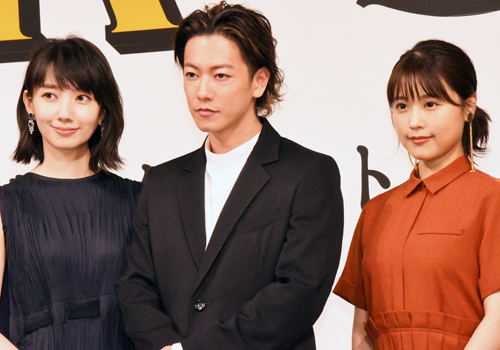 左から波瑠、佐藤健、有村架純