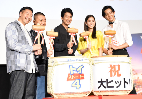 左から長田庄平（チョコレートプラネット）、松尾駿（チョコレートプラネット）、唐沢寿明、新木優子、竜星涼