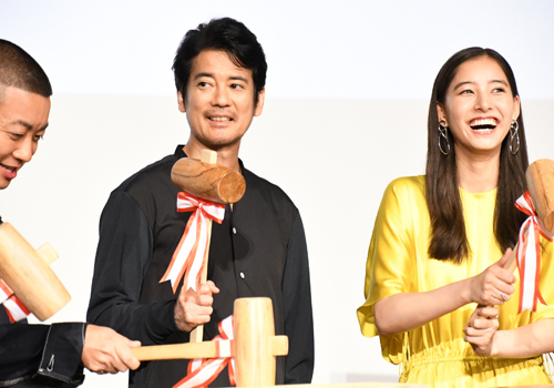 左から松尾駿（チョコレートプラネット）、唐沢寿明、新木優子