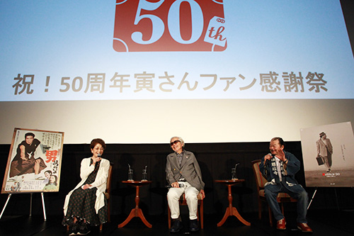 左から倍賞千恵子、山田洋次監督、佐藤蛾次郎