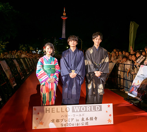 左から浜辺美波、北村匠海、松坂桃李