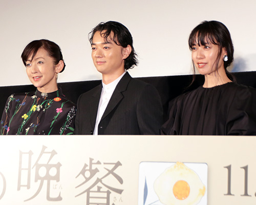 左から斉藤由貴、染谷将太、戸田恵梨香