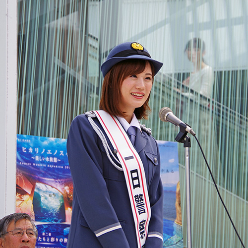 瀬戸麻沙美が1日警察署長、交通安全呼びかける！