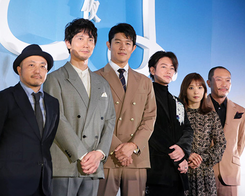 左から白石和彌監督、佐々木蔵之介、鈴木亮平、佐藤健、松岡茉優、音尾琢真