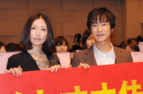 松雪泰子（左）と堺雅人（右）
