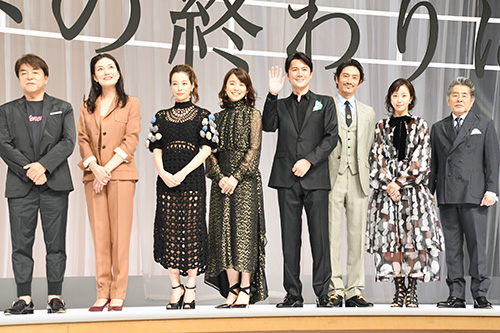 左から西谷弘監督、板谷由夏、桜井ユキ、石田ゆり子、福山雅治、伊勢谷友介、木南晴夏、古谷一行