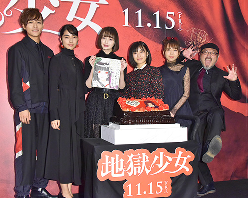 左から藤田富、仁村紗和、玉城ティナ、森七菜、大場美奈、白石晃士監督