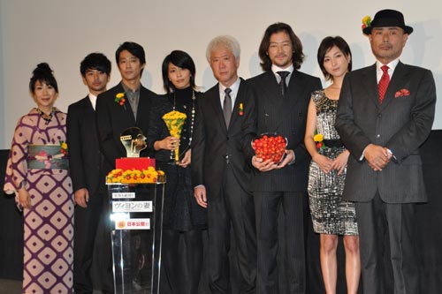 写真左から室井滋、妻夫木聡、堤真一、松たか子、根岸吉太郎監督、浅野忠信、広末涼子、伊武雅刀