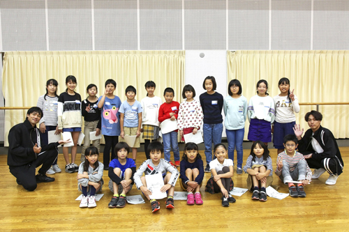 子どもたちと一緒に。小澤雄太（左端）、小野塚勇人（右端）