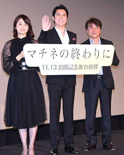 左から石田ゆり子、福山雅治、西谷弘監督