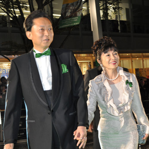 手をつなぎ、仲良くグリーンカーペットを歩く鳩山由起夫首相と幸夫人