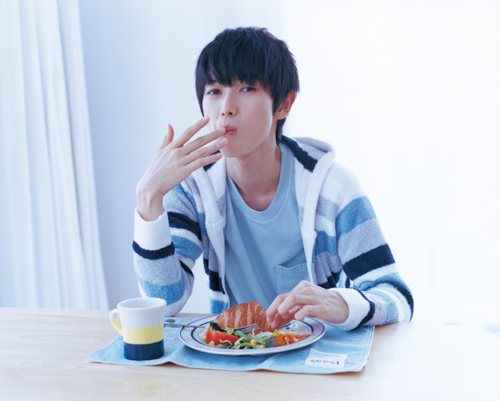 「本郷奏多カレンダー2020 -every morning with Kanata-」収録カット
(C)SDP