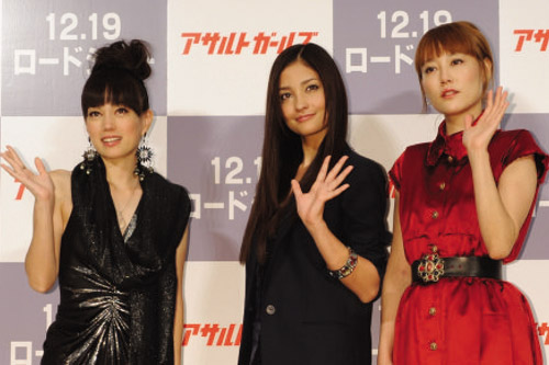 左から佐伯日菜子、黒木メイサ、菊地凛子