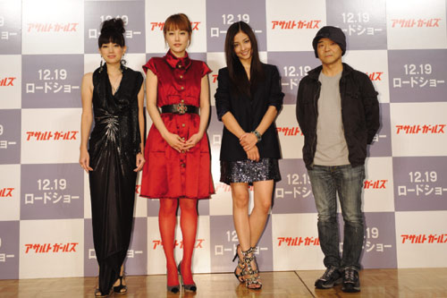 『アサルトガールズ』で女ハンターを演じた3人と押井守監督（右端）