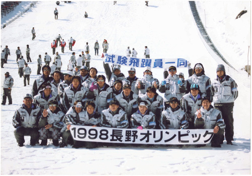 1998年長野五輪・テストジャンパー集合写真
(C) 2020映画『ヒノマルソウル』製作委員会