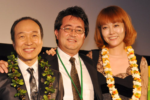 左から、小日向文世、チェリン・グラック監督、菊地凛子