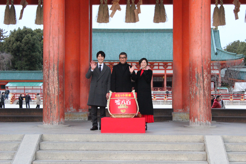 左から佐々木蔵之介、中井貴一、広末涼子