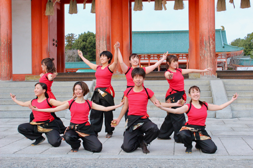 オープニングでダンスパフォーマンスを披露した京都の学生グループ「京炎」