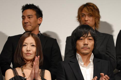 前列左より、松雪泰子、大森南朋。後列左より、野村祐人、忍成修吾