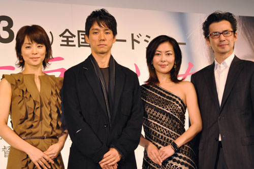 写真左から、石田ゆり子、西島秀俊、中山美穂、イ・ジェハン監督