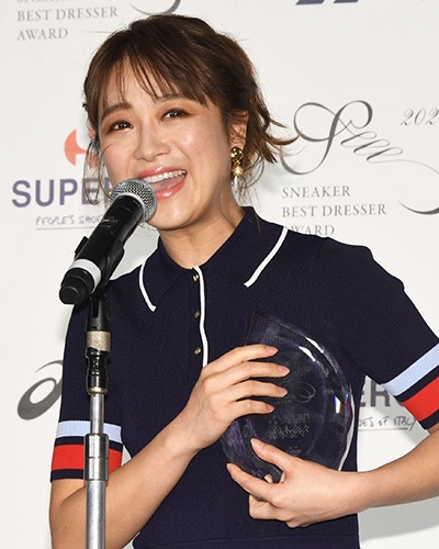 鈴木奈々、夫とのペアルックに大興奮！「スニーカーベストドレッサー賞」