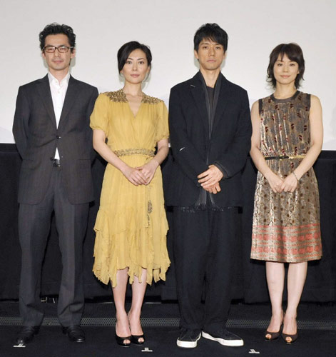 左からイ・ジェハン監督、中山美穂、西島秀俊、石田ゆり子